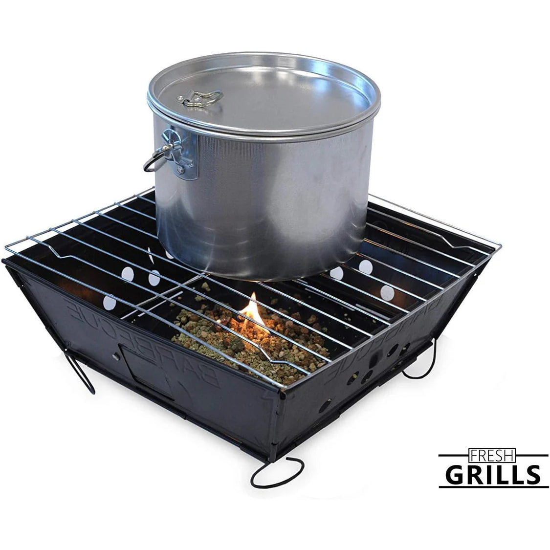 Kleiner tragbarer Grill in Schwarz mit einem silbernen Topf auf dem Rost, der über einer offenen Flamme steht, ideal für Outdoor-Kochen und Camping