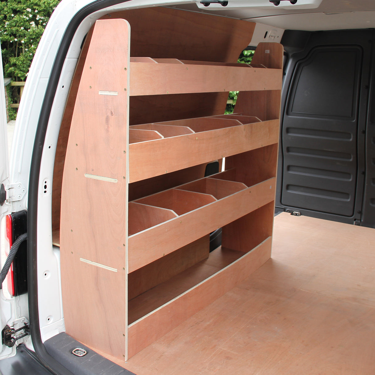 Rauchgraues Regalsystem aus Holz für VW Caddy, mit mehreren Fächern zur optimalen Aufbewahrung, ideal für Transporter und Werkstattbedarf
