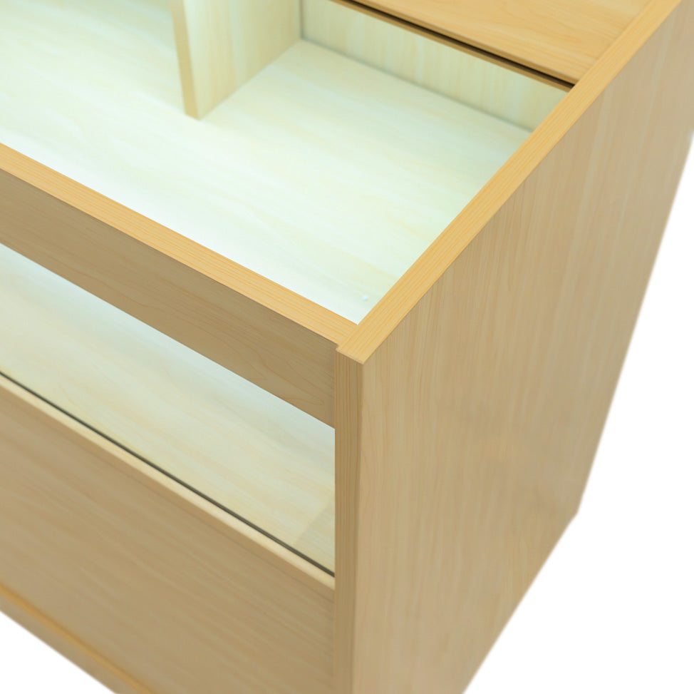 Helle B900 LED-Ladentheke aus Ahornholz mit glatter Oberfläche, sanften Kanten und integrierter Beleuchtung für eine ansprechende Präsentation