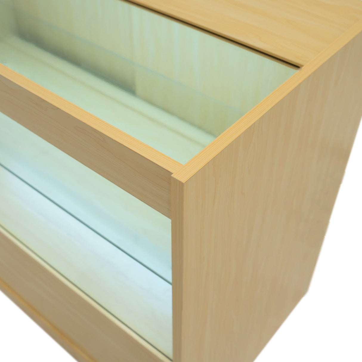 C900 LED-Ladentheke aus hellem Ahornholz mit gläserner Front, ideal für die Präsentation von Produkten in einem modernen Verkaufsraum