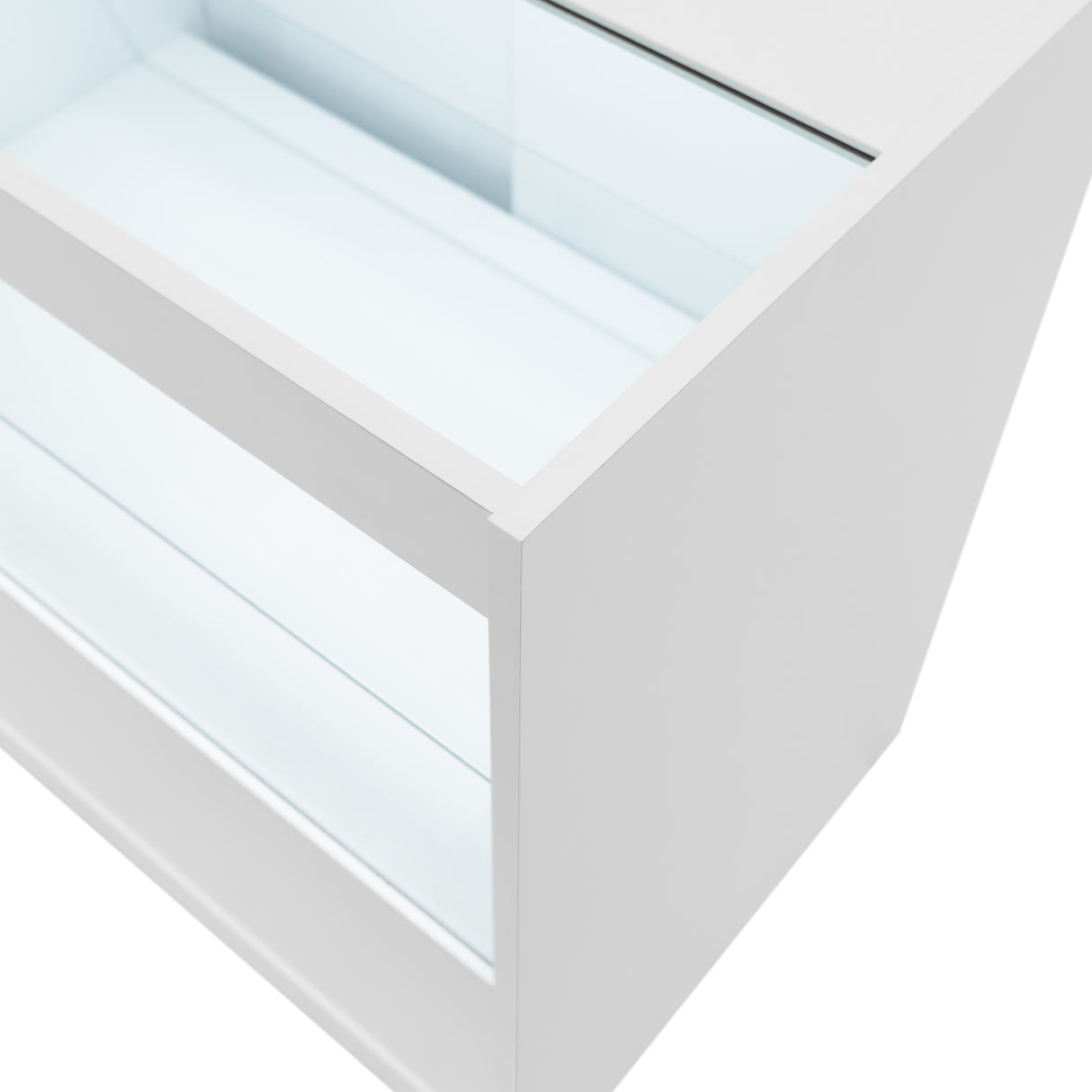 Moderne, weiße LED-Ladentheke mit klaren Glasregalen, minimalistischer Design und glatter Oberfläche, ideal für Verkaufsräume und Ausstellungen