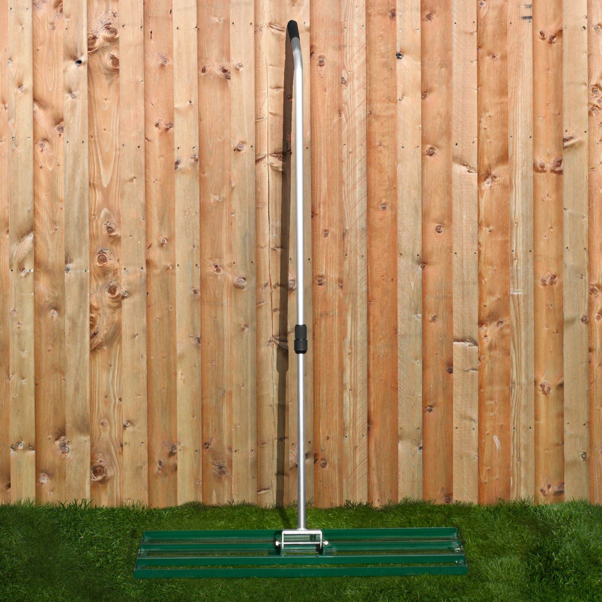 Grüner T-Mech Rasenrakel mit 100 cm breiter Arbeitsfläche, stabiler Aluminiumstiel und rutschfester Griff, ideal für Rasenpflege und Gartenarbeiten