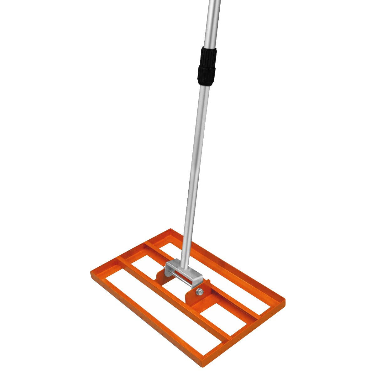 Rasenrakel in leuchtendem Orange mit einem stabilen Aluminiumgriff und einer rechteckigen, flachen Arbeitsfläche für gleichmäßiges Verteilen von Rasenflächen