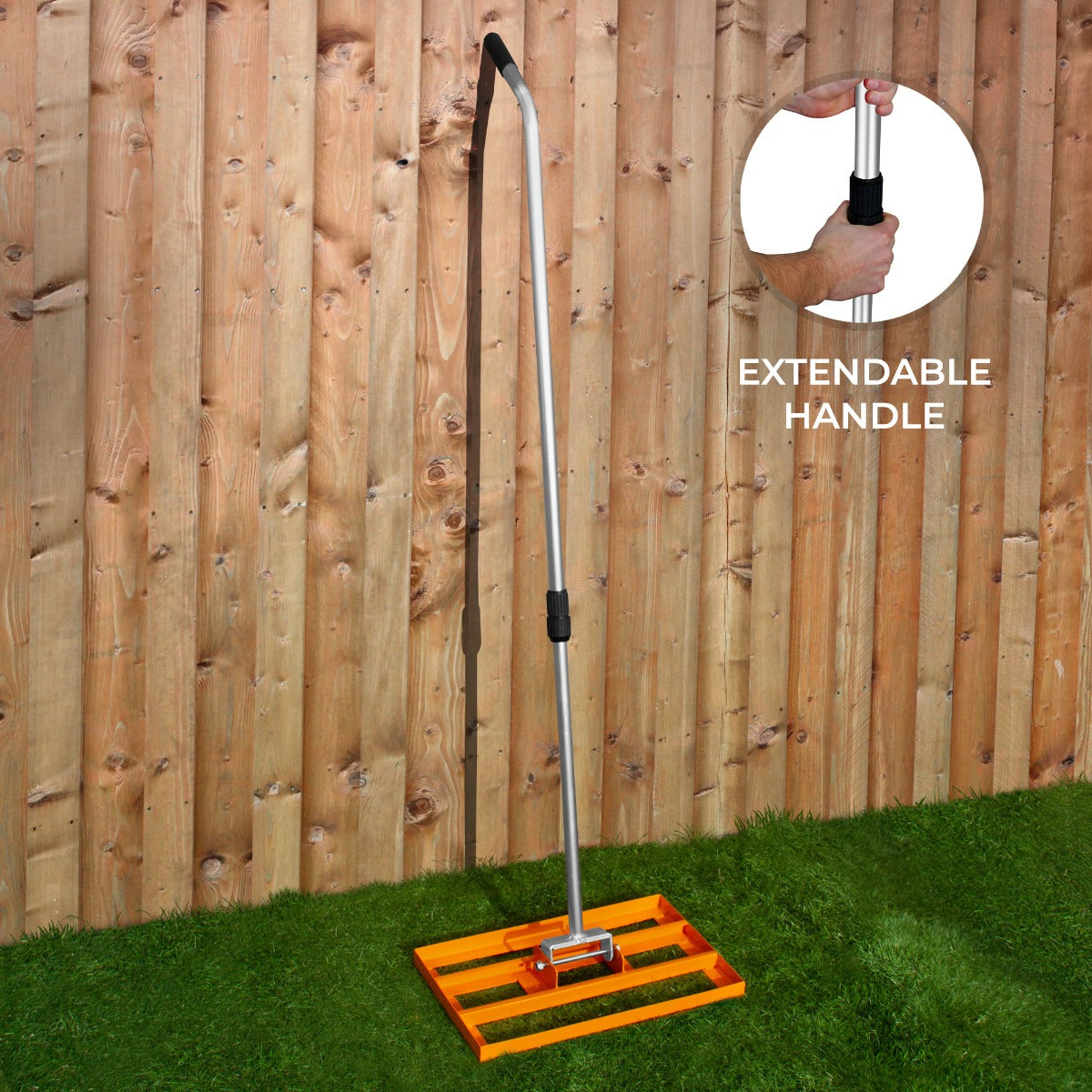 Rasenrakel in leuchtendem Orange mit einem 50 cm breiten Kopf und einem ausziehbaren, silbernen Griff, ideal für die Pflege von Rasenflächen