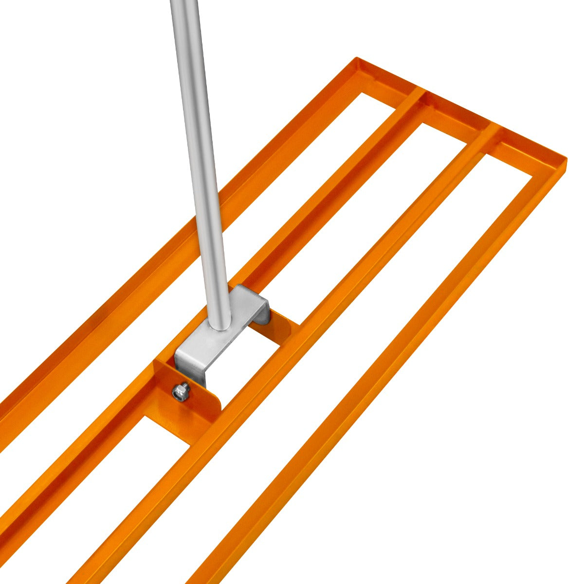 Der T-Mech Rasenrakel in leuchtendem Orange hat eine 100 cm breite, robuste Aluminiumfläche mit einem stabilen Griff für einfaches Arbeiten im Garten
