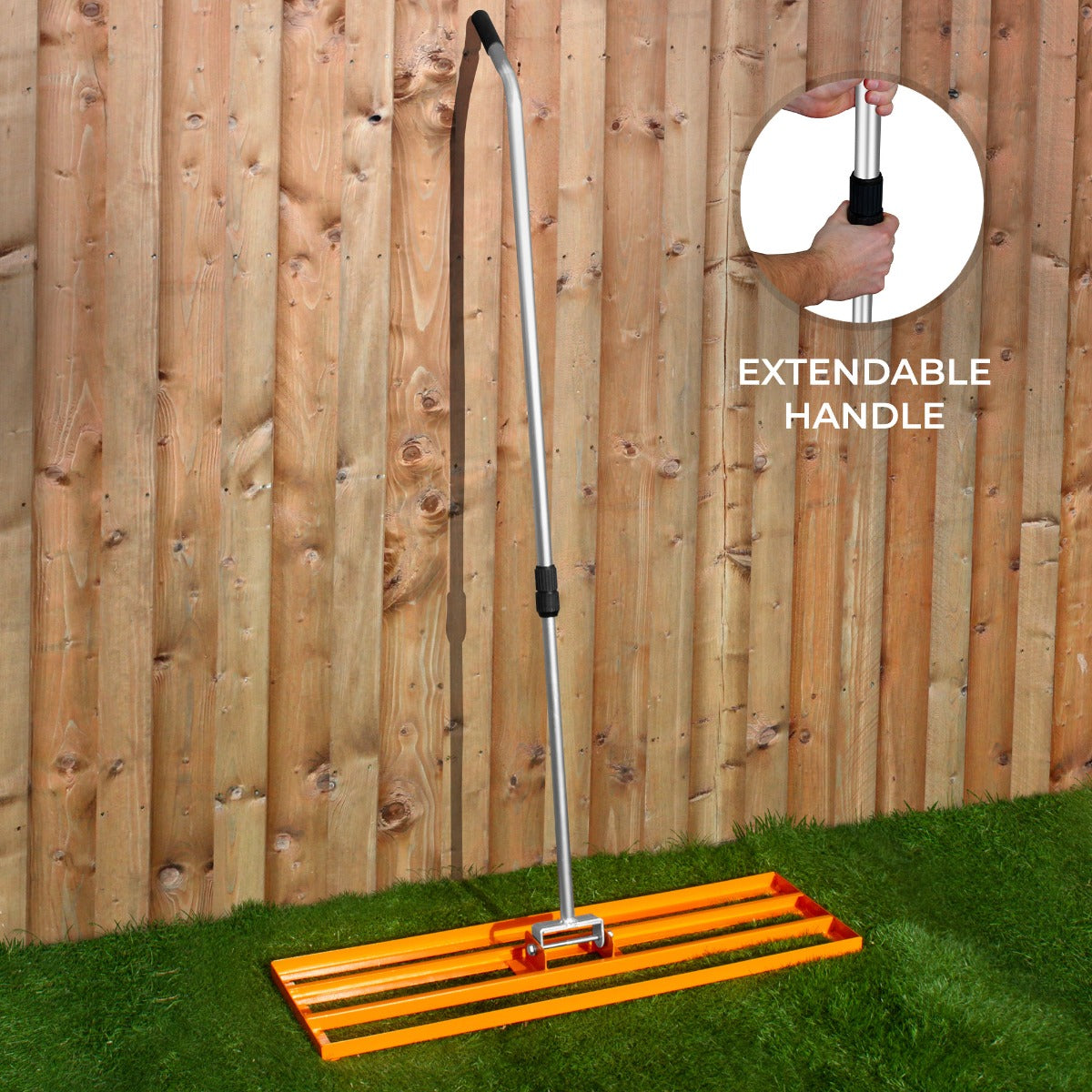 Rasenrakel in leuchtendem Orange mit einem 100 cm breiten Kopf und einem ausziehbaren Griff, ideal für präzises Arbeiten im Garten