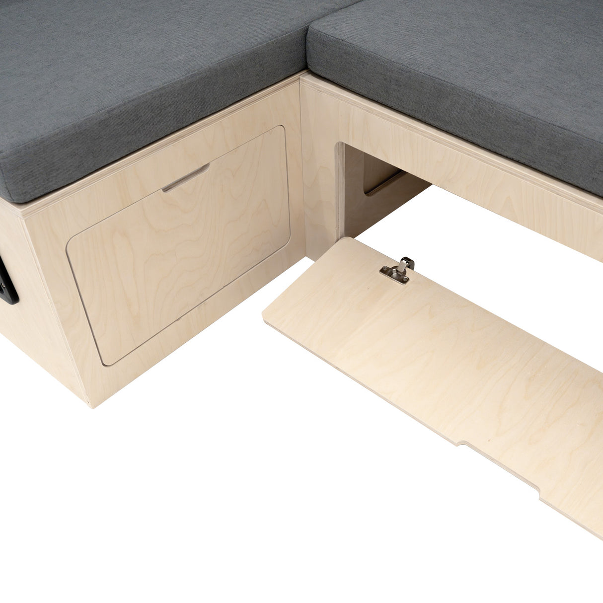 L-förmiges Bett für Wohnmobile mit grauem Kissen, hellem Holz, Stauraum und verschiebbarer Sofa-Element, ideal für platzsparende Lösungen