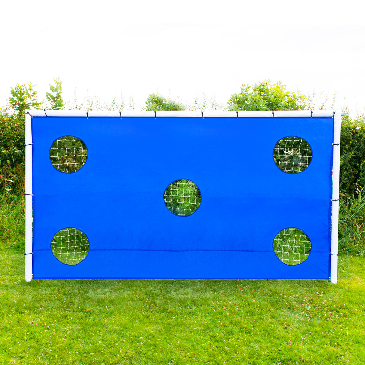 Blaue Fußballtor-Zielscheibe mit fünf runden Löchern, aus strapazierfähigem Material, ideal für das Training im Freien auf grünem Rasen