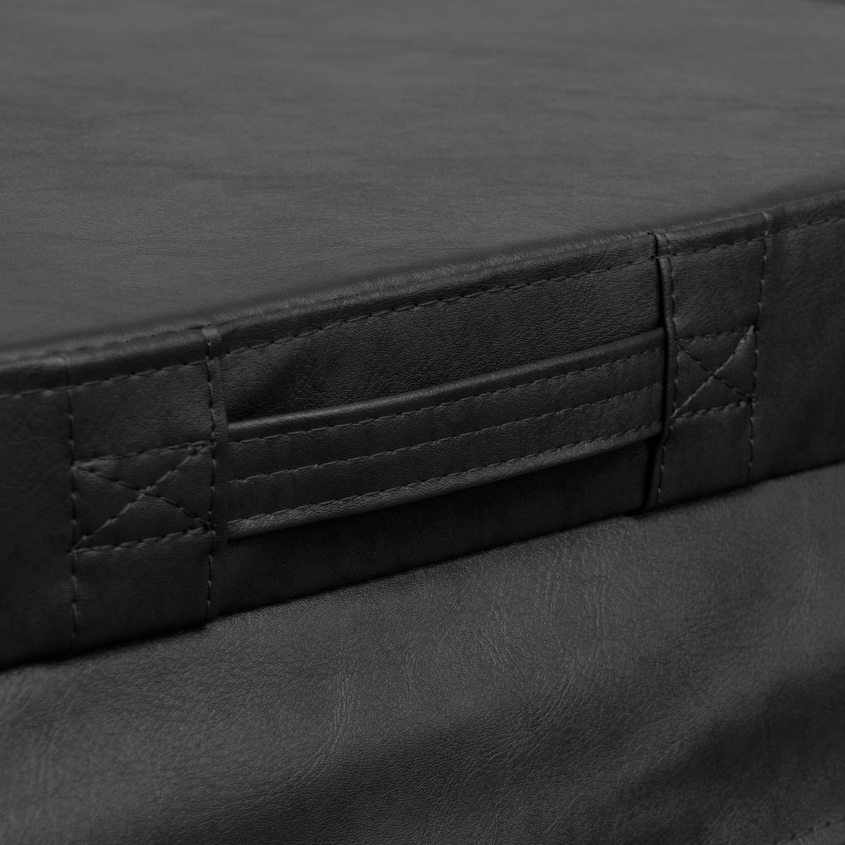 Schwarze Whirlpool-Abdeckung aus strapazierfähigem Material, mit stabilen Nähten und praktischen Griffen für einfachen Transport und sicheren Halt