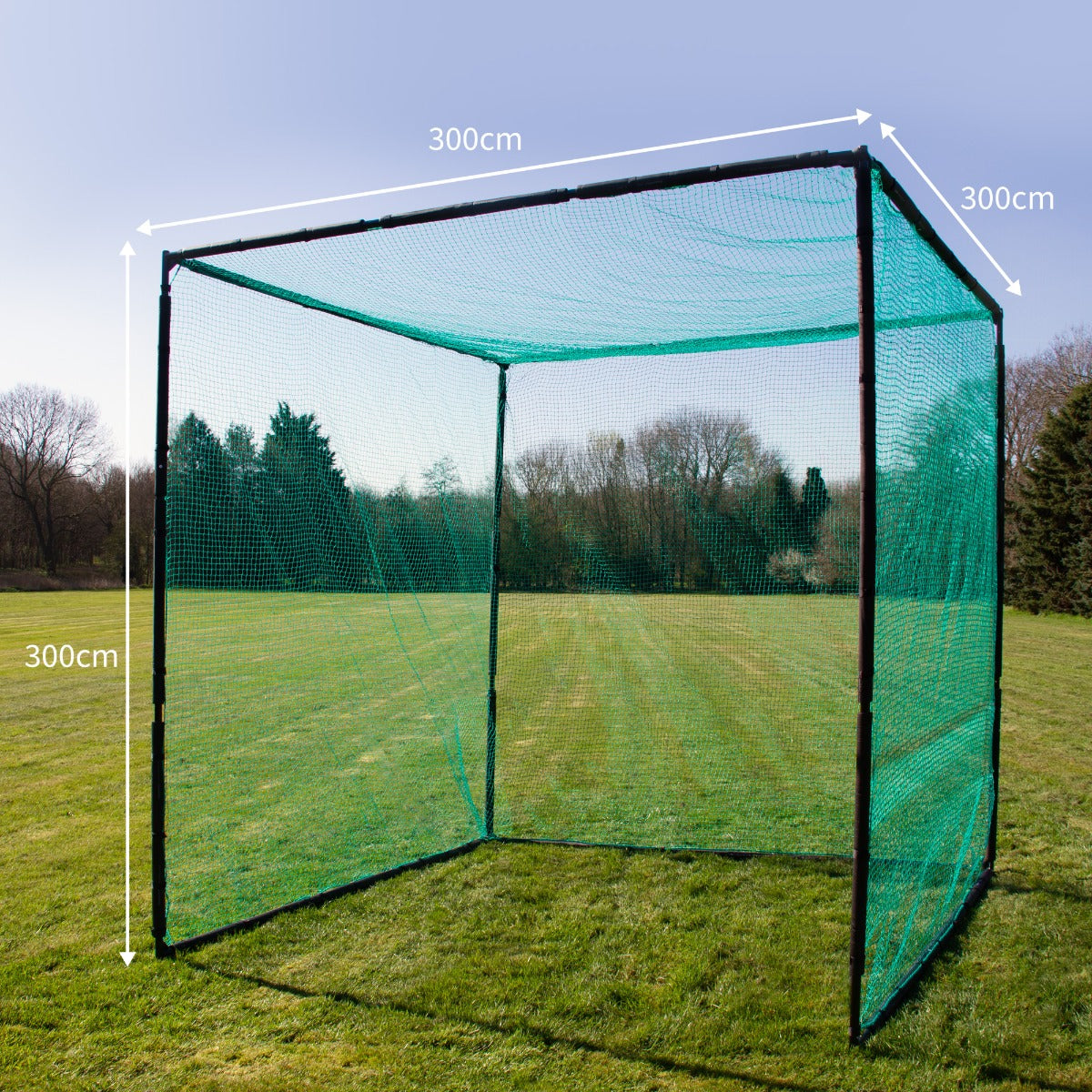 Grünes Golfkäfignetz mit stabilen schwarzen Rahmen, ideal für das Training, misst 300 cm in der Höhe, Breite und Tiefe, auf einer grünen Wiese platziert
