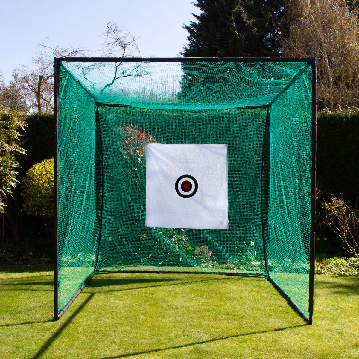 Grünes Golfkäfignetz mit einer weißen Zielscheibe in der Mitte, ideal für das Training im Freien, um die Schlaggenauigkeit zu verbessern