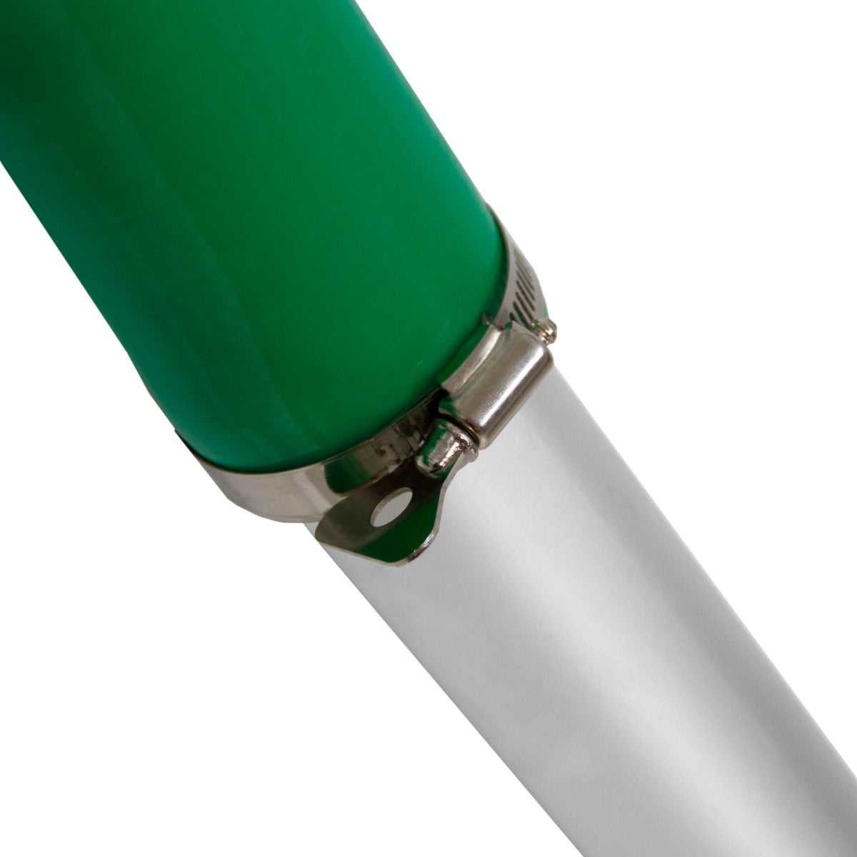 Grüne Saugstange aus robustem Material mit glänzendem Metallanschluss, ideal für den Einsatz mit einem 80L Nass- und Trockensauger zur Dachrinnenreinigung