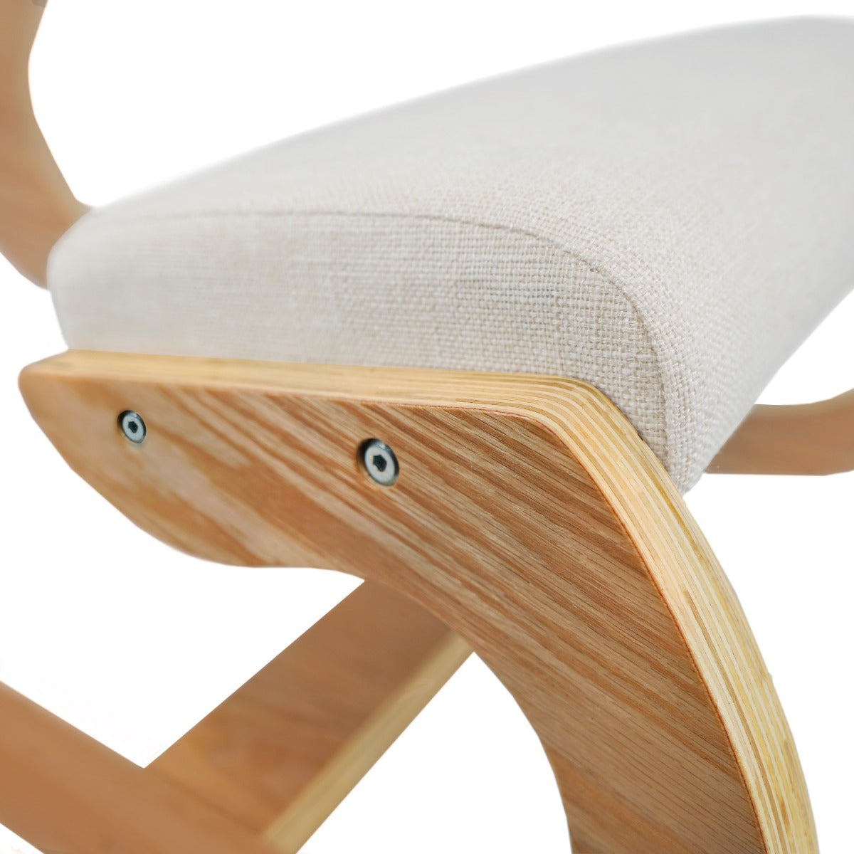 Ergonomischer Kniestuhl mit hellem, strukturiertem Stoffbezug und geschwungener Holzunterkonstruktion in natürlicher Holzfarbe