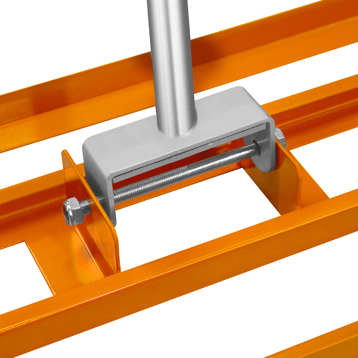 Rasenrakel in leuchtendem Orange mit robustem Aluminiumgriff und stabiler Metallhalterung, ideal für die Rasenpflege und Belüftung