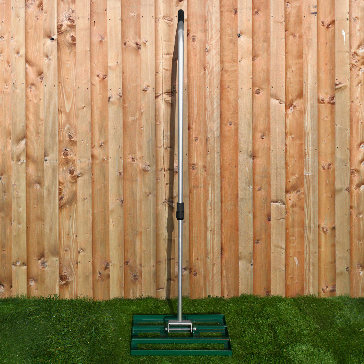 Grüner T-Mech Rasenrakel mit 50 cm breiter Arbeitsfläche, stabiler Metallstange und rutschfester Griff, ideal für Rasenpflege und Belüftung