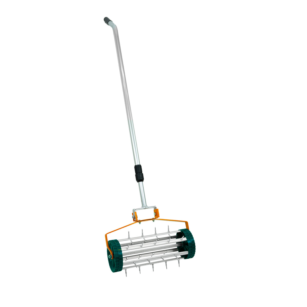 Rasenrakel in leuchtendem Orange mit einem 100 cm breiten, rollenden Rasenlüfter und einem stabilen, ergonomischen Griff aus Metall