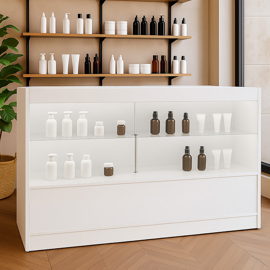 Moderne weiße LED-Ladentheke mit gläsernen Regalen, präsentiert verschiedene Kosmetikflaschen in braun und weiß, umgeben von einem eleganten Raumdesign