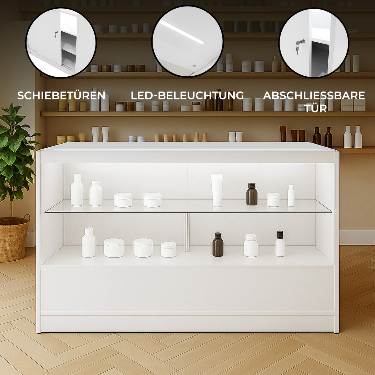 Moderne weiße Ladentheke mit LED-Beleuchtung, Glasregalen und Schiebetüren, ideal für die Präsentation von Kosmetikprodukten in einem eleganten Raum