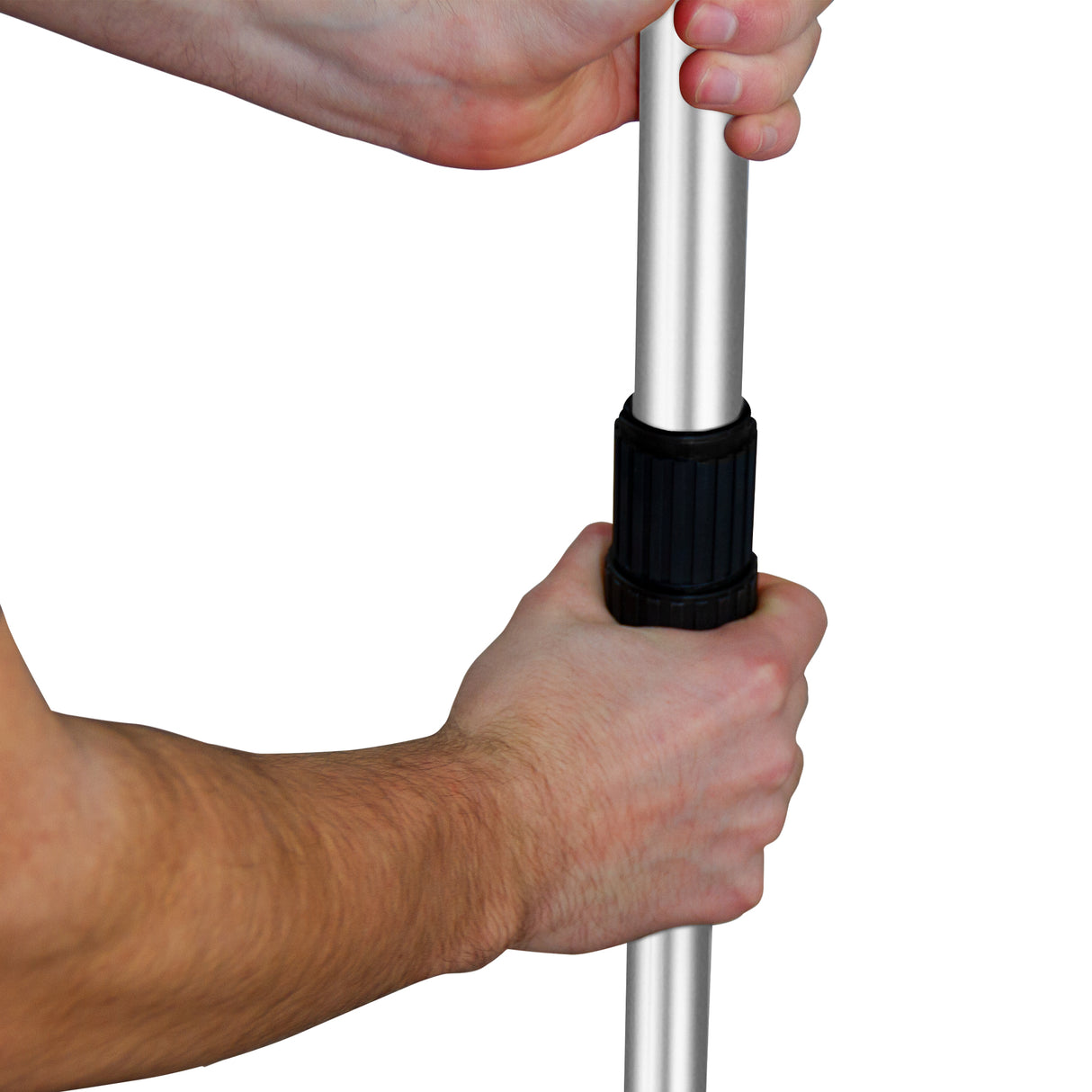 Hände halten einen stabilen, silbernen Aluminiumgriff mit schwarzem Gummibezug, ideal für den Einsatz mit dem T-Mech Rasennivellierer und Rotationsstreuer
