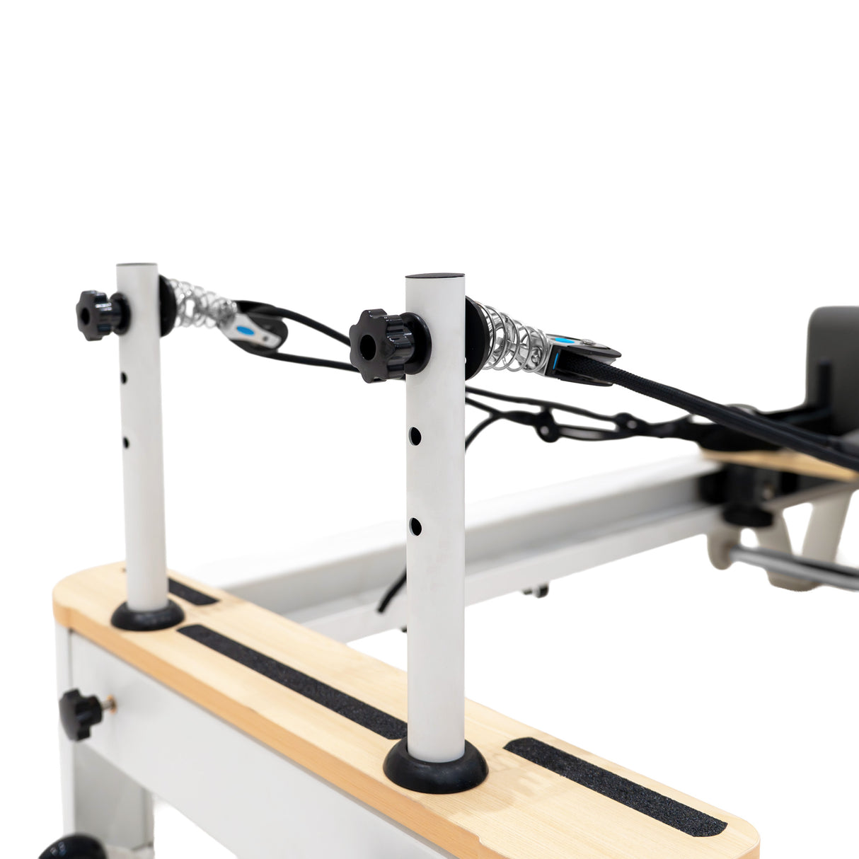 Pilates Reformer Maschine aus Aluminium mit Holzoberfläche, verstellbaren Stangen und elastischen Bändern für vielseitiges Training
