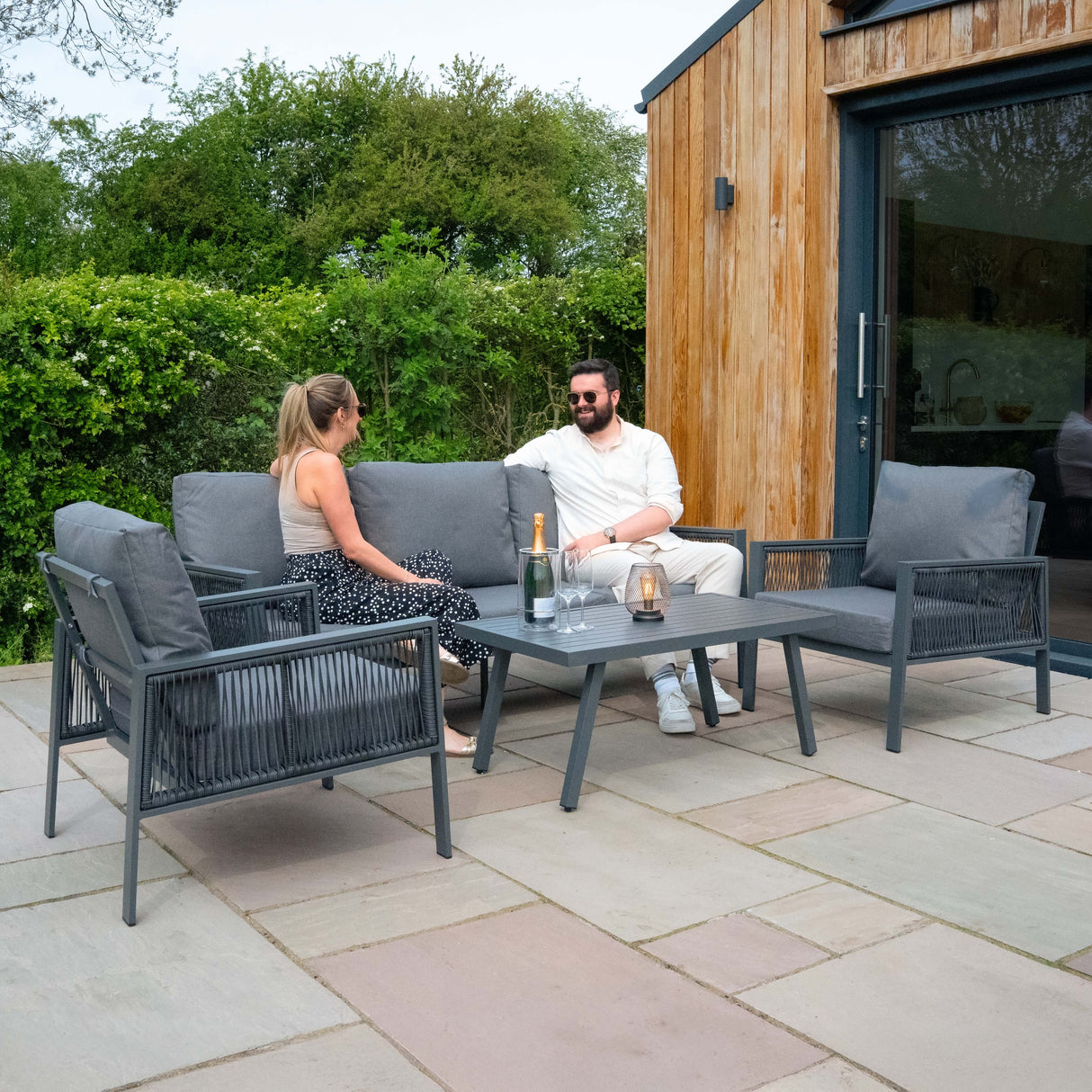 4-teilige Aluminium-Sofagarnitur mit schwarzer Rattan-Aufbewahrungsbox – Anthrazitgrau