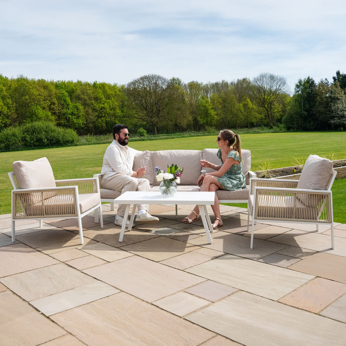 4-teilige Aluminium-Sofagarnitur mit schwarzer Rattan-Aufbewahrungsbox – Weiß