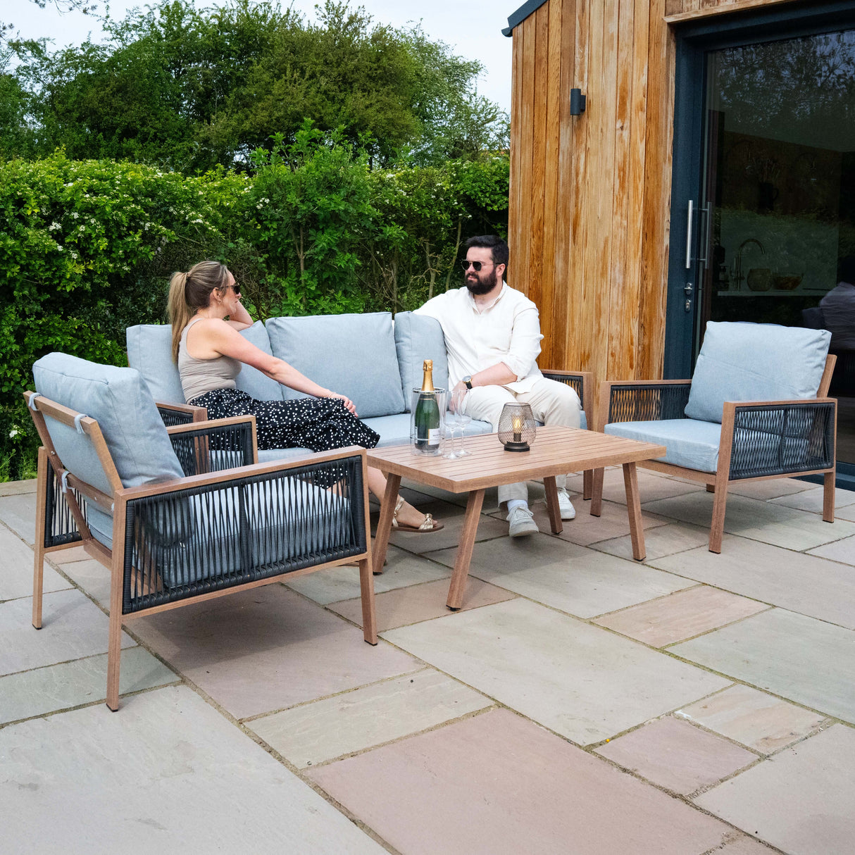 4-teilige Aluminium-Sofagarnitur mit schwarzer Rattan-Aufbewahrungsbox – Holz