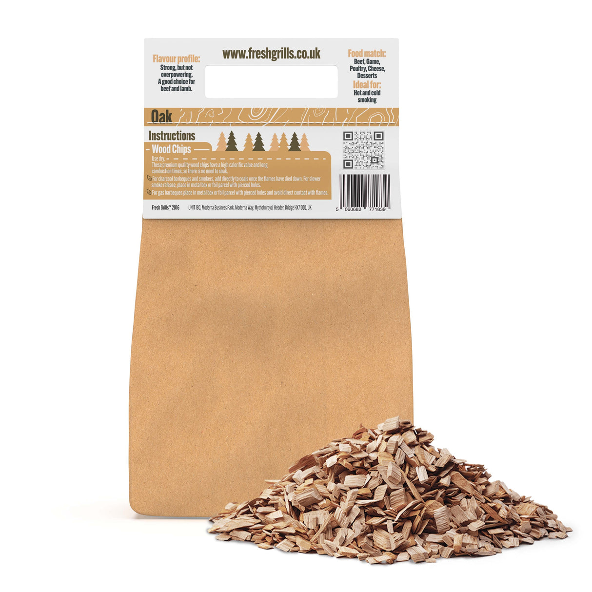 Eichenholzchips in einer braunen Papiertüte, ideal für tragbare Grills, mit einer rauchigen, aromatischen Textur und hellen Holzstücken