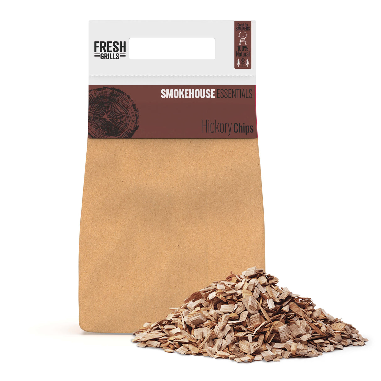 Hickory-Holzchips in einer braunen Verpackung, die auf einem Haufen lose Holzstücke präsentiert werden, ideal für den tragbaren Grill und das Räuchern von Fleisch