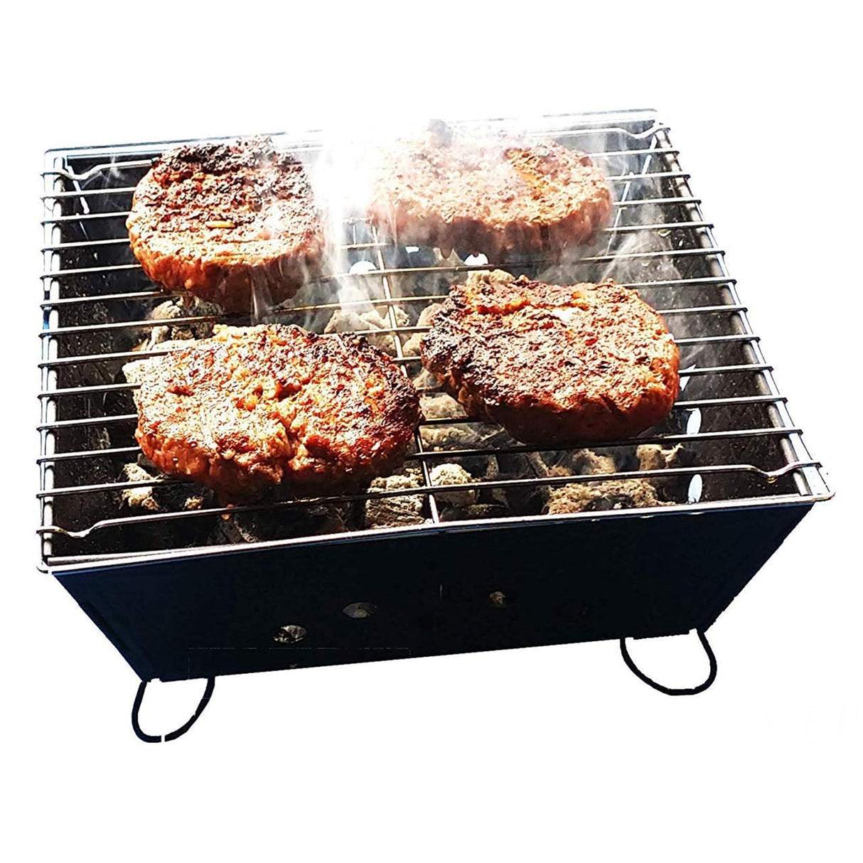 Tragbarer Grill aus robustem Metall mit vier saftigen, gegrillten Burger-Patties, die über glühenden Kohlen rauchen und köstlich duften