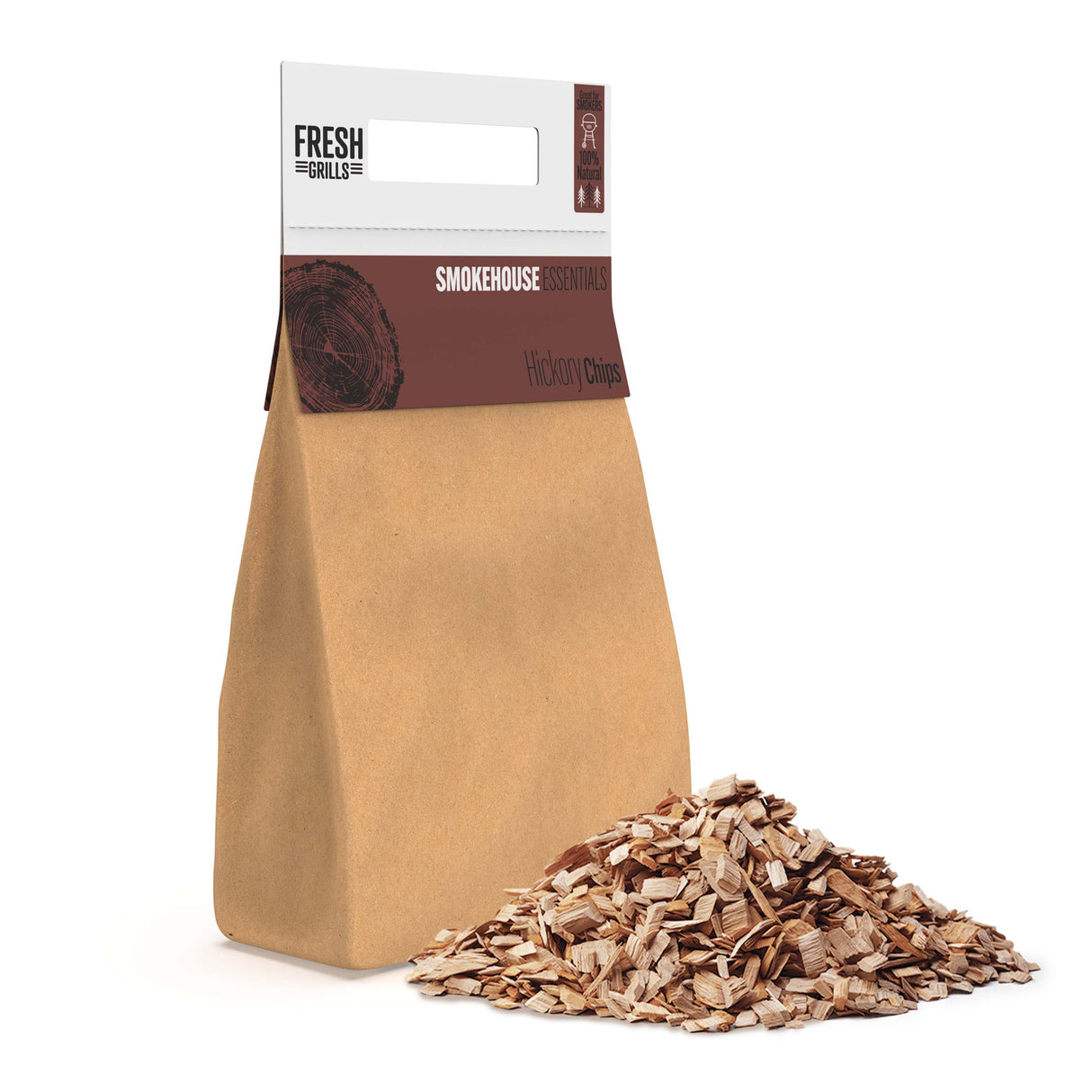 Braune Papiertüte mit Hickory-Holzchips, die auf einem weißen Hintergrund liegen, ideal für intensives Grillen und Räuchern von Fleisch und Gemüse