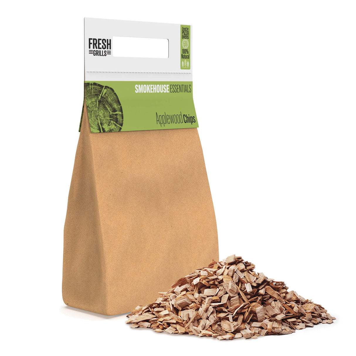 Braune Papiertüte mit Apfelholz-Holzchips, die auf einem weißen Hintergrund liegen, ideal für das Grillen und Aromatisieren von Speisen