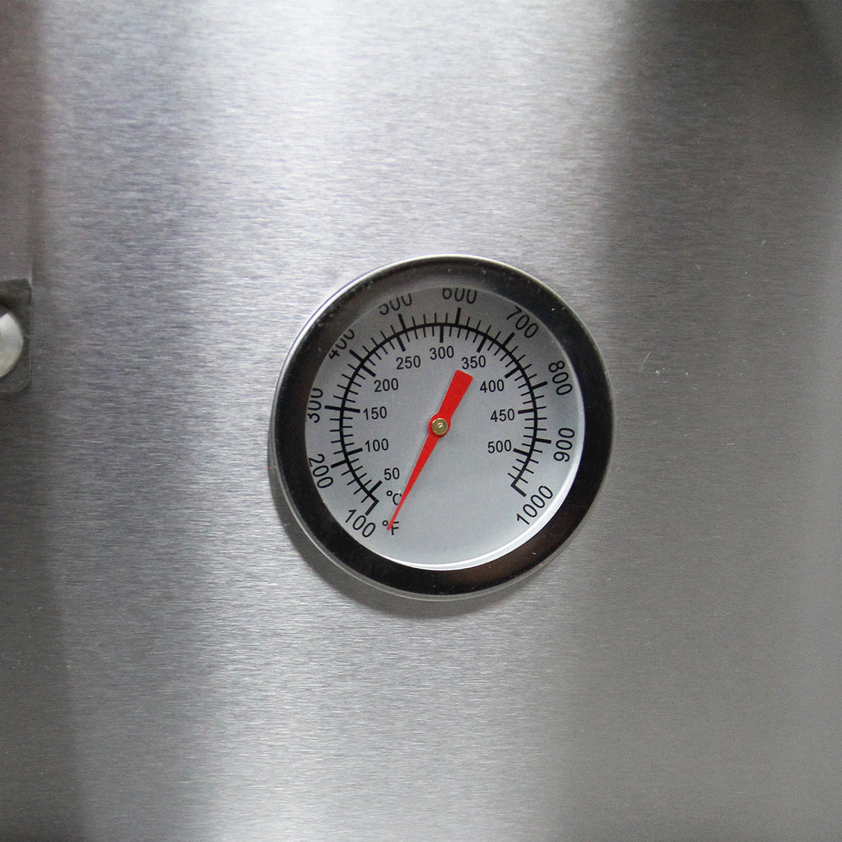 Thermometer mit rotem Zeiger auf einem Edelstahl-Pizzaofen, zeigt Temperaturen bis 1000 °C an, ideal für perfekte Pizzazubereitung
