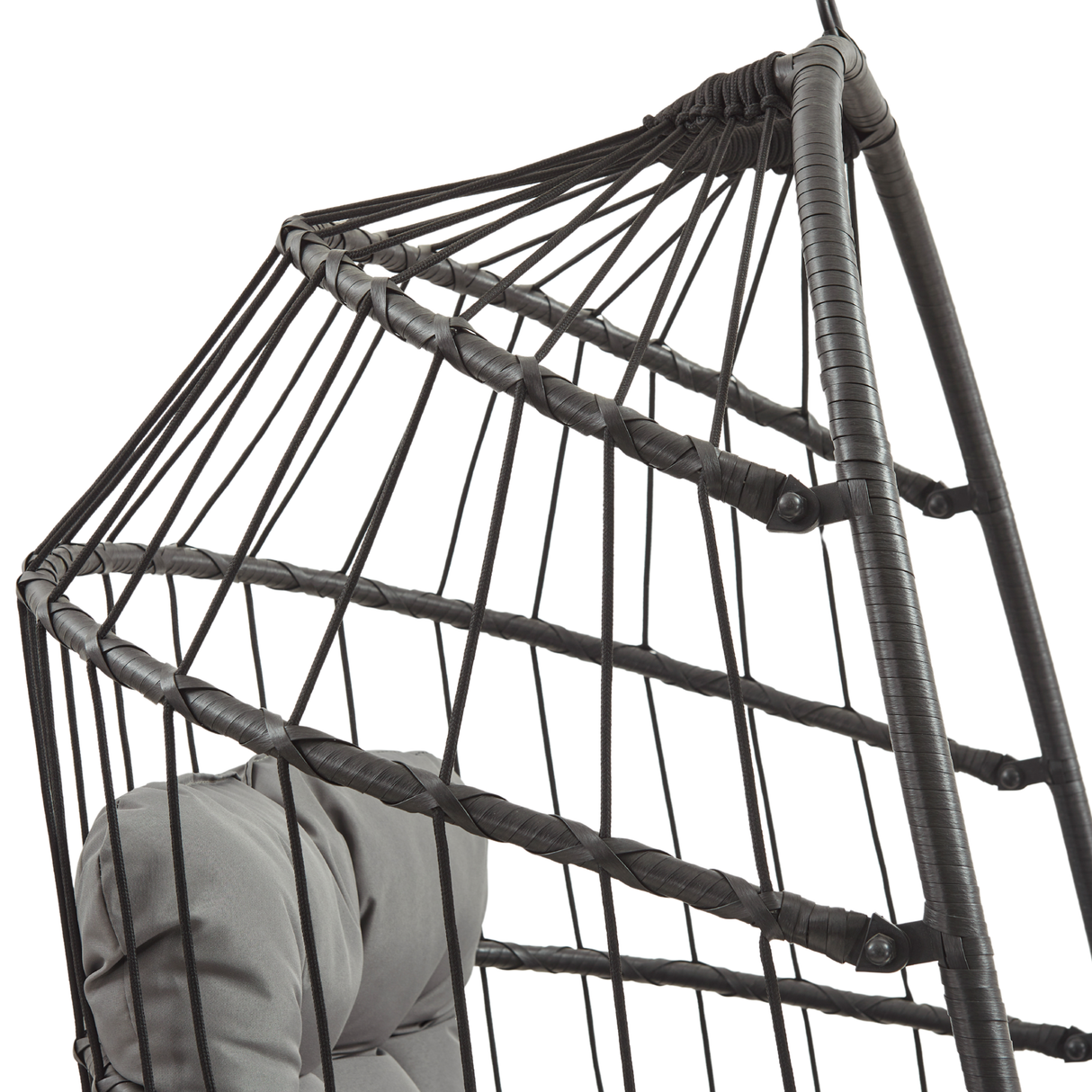 Schwarzer Rattan Hängesessel in Eiform mit feinen, geflochtenen Details und stabilen, eleganten Linien für stilvolles Entspannen