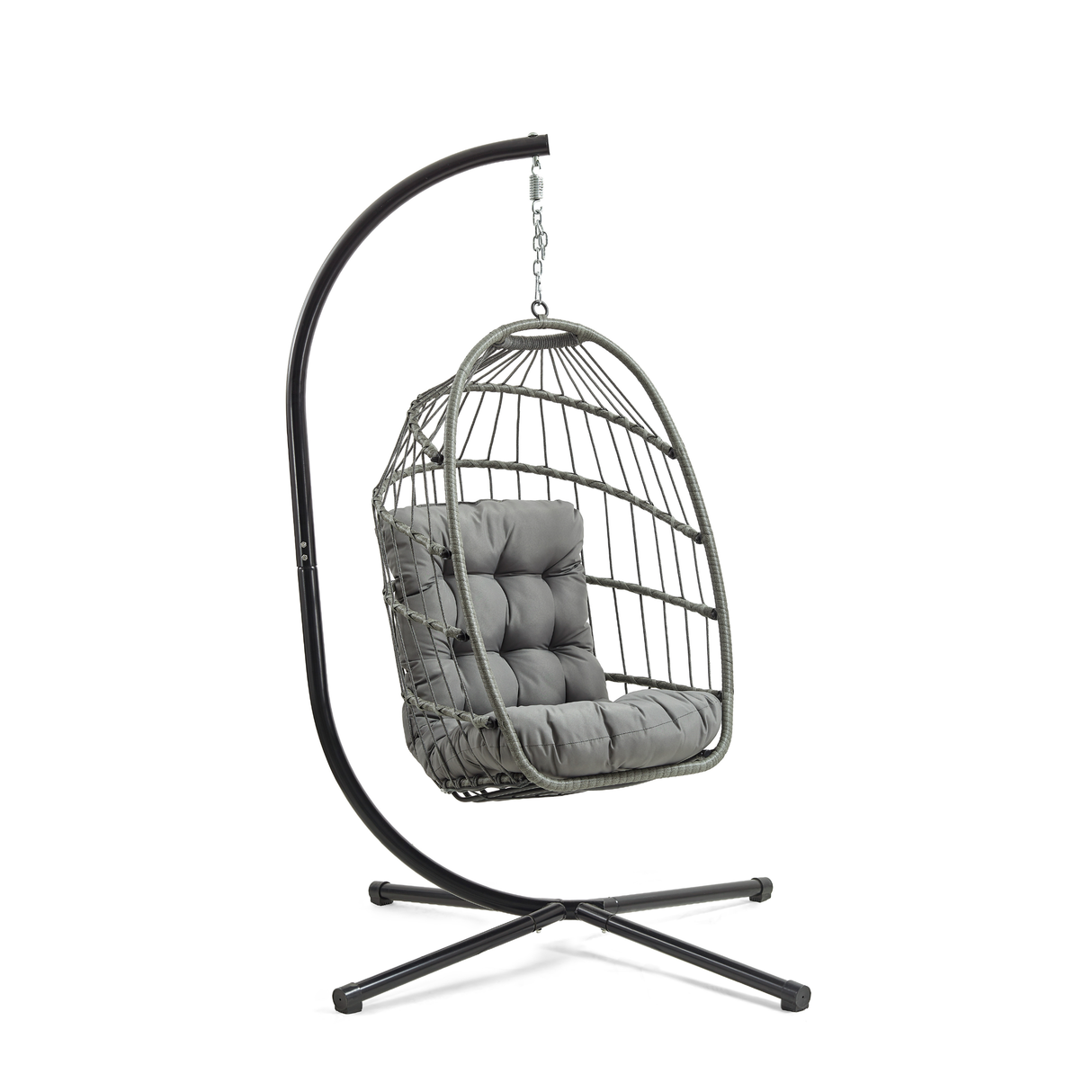 Eleganter grauer Rattan Hängesessel in Eiform mit weichem, gepolstertem Kissen, aufgehängt an einem stabilen, schwarzen Metallgestell
