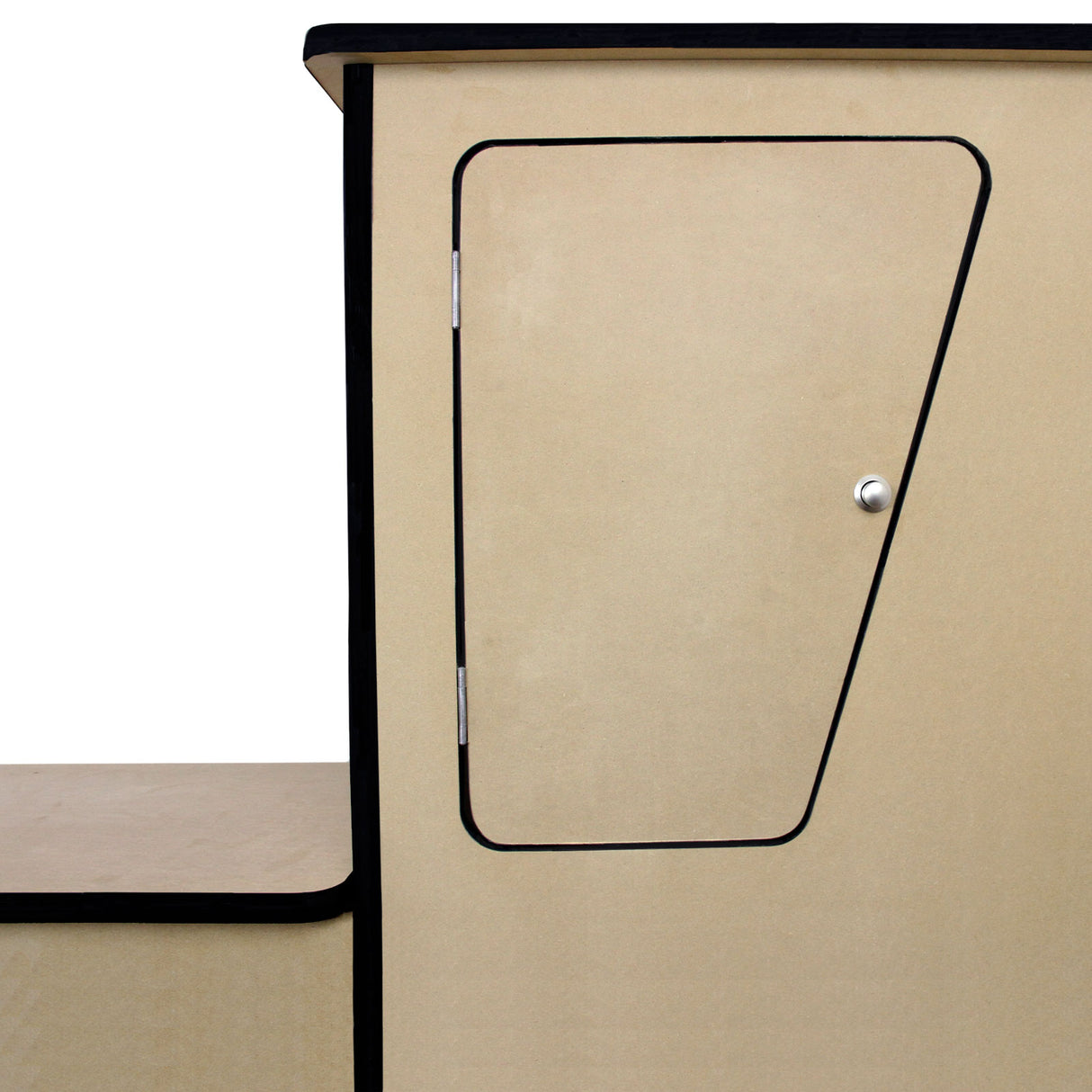 Schwarze Transporterverkleidung aus strapazierfähigem Material mit einer eleganten, abgerundeten Form und einer kleinen Tür für den Zugang zur Camperküche