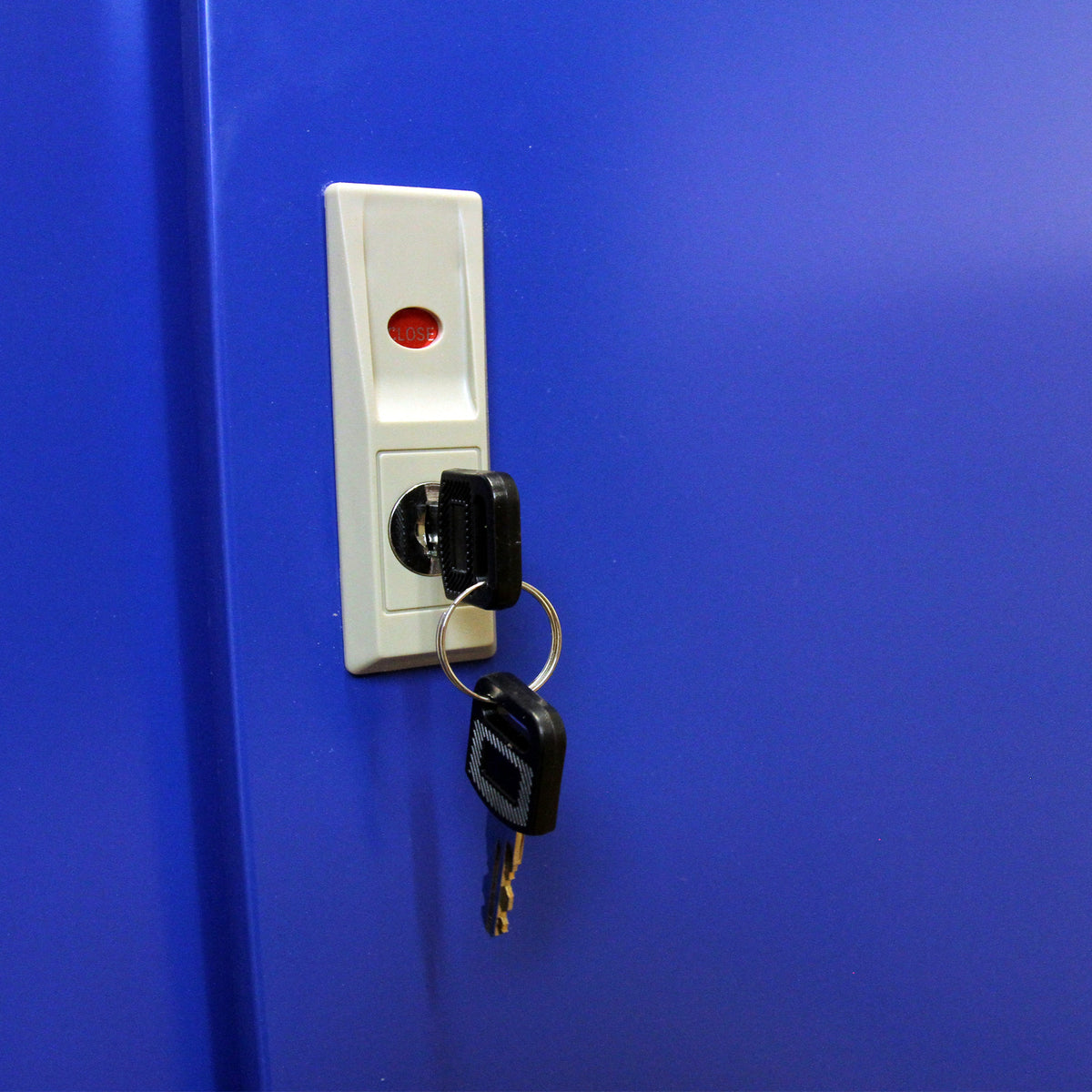 Blauer Zigarettenschrank mit Schlüssel und Schloss, glänzende Oberfläche, ideal zur sicheren Aufbewahrung von Tabakprodukten