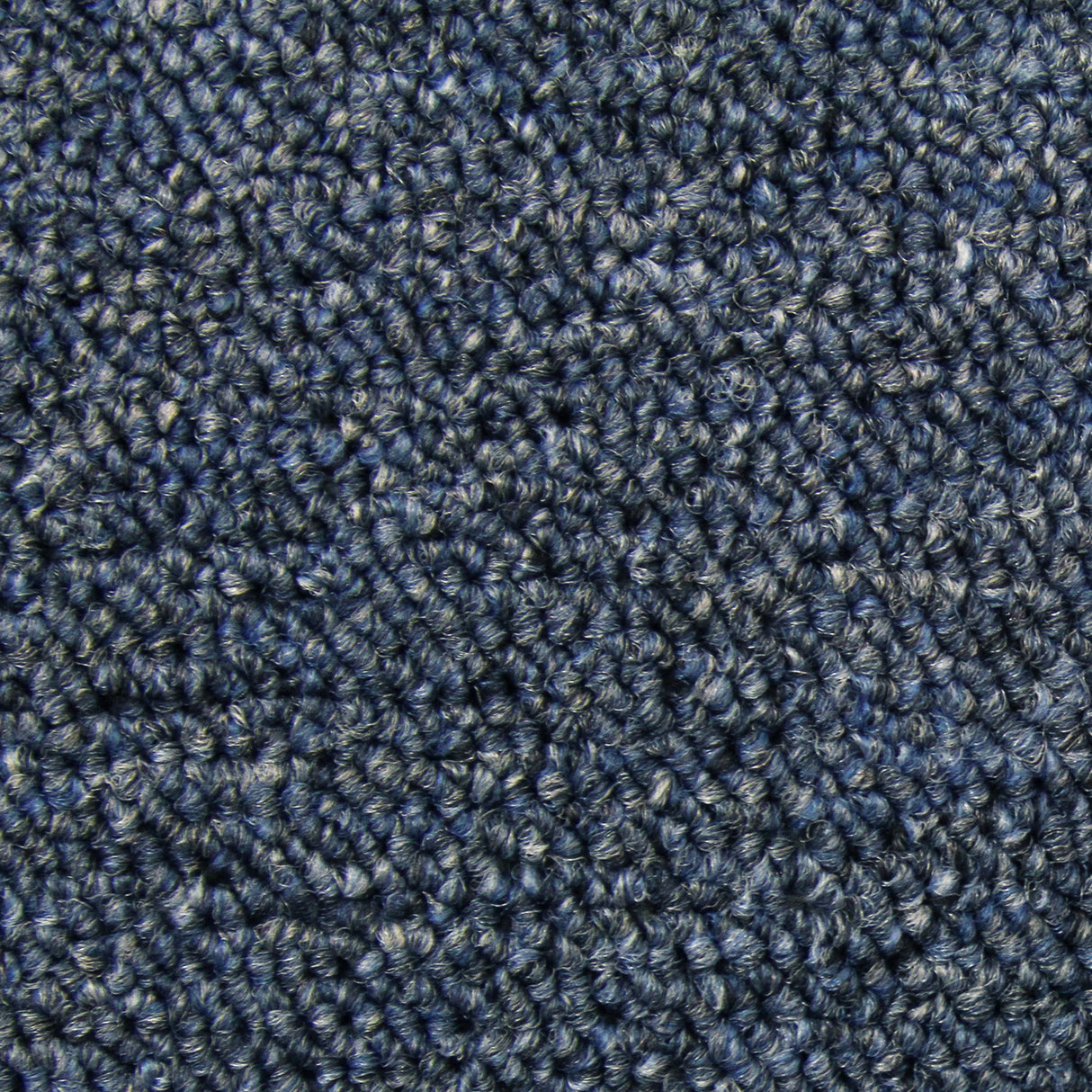 Teppichfliesen in Sturmblau, mit einer weichen, strukturierten Oberfläche und dichtem, strapazierfähigem Material, ideal für Wohn- und Geschäftsräume