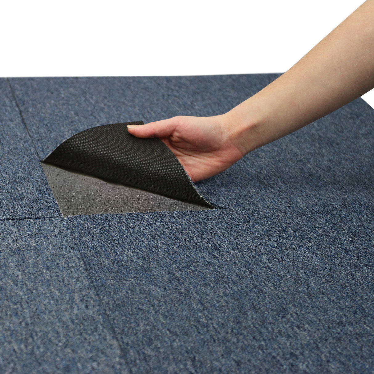 Teppichfliesen in Sturmblau, handgegriffen, mit strukturierter Oberfläche und robustem Material, ideal für vielseitige Bodenbeläge