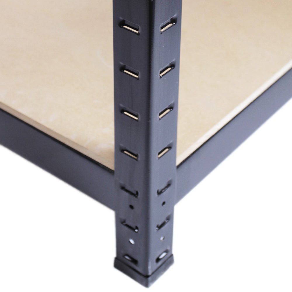 Schwarzes Metallregalsystem mit robustem Holzregalboden, stabiler Konstruktion und präzisen Lochungen für individuelle Anpassungen