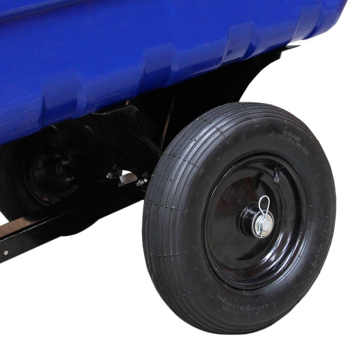 Dunkelblauer ATV-Kippanhänger mit robustem, schwarzem Rad und glänzender Felge, ideal für den Transport von Holz und anderen Materialien