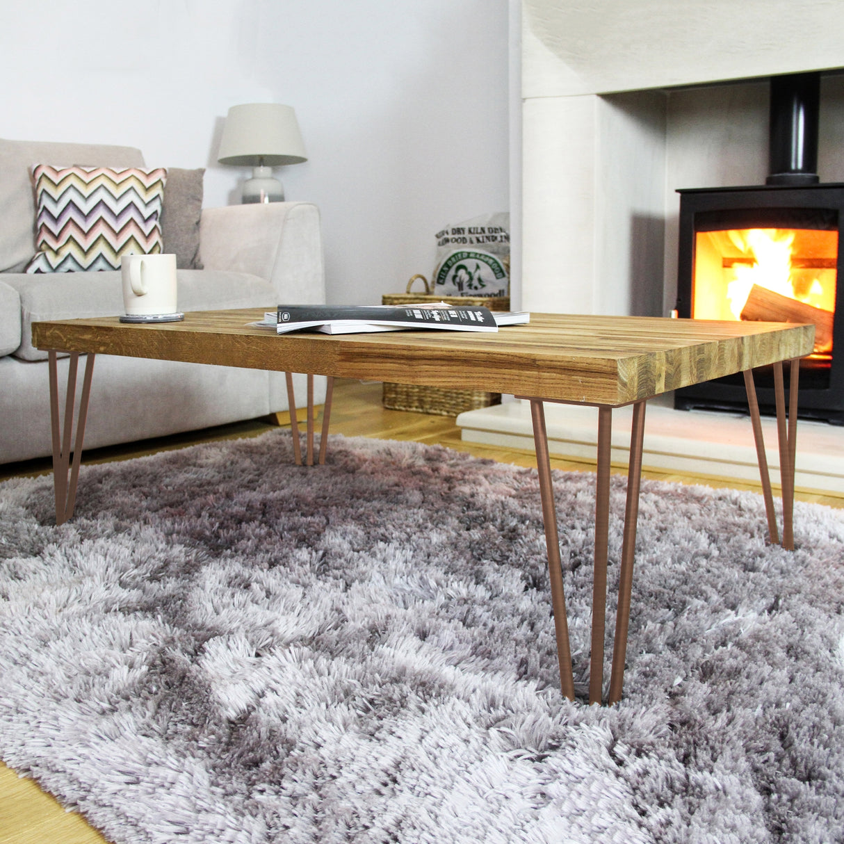 Kupferfarbene Hairpin Tischbeine mit zwei Streben, 71 cm hoch, elegant und modern, ideal für Holztische, auf einem weichen Teppich neben einem Kamin