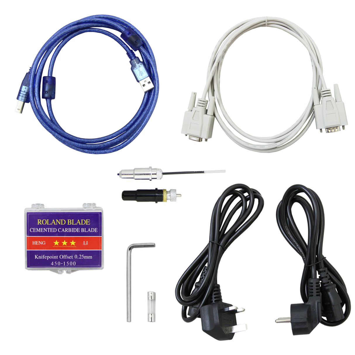 Verschiedene Kabel und Zubehörteile für den Vinylschneider, darunter USB-Kabel, Netzadapter und Klingen, alle in unterschiedlichen Farben und Materialien