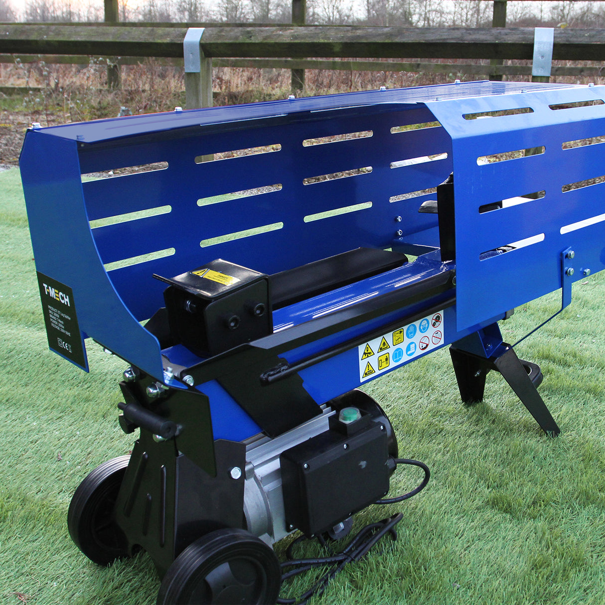 Blauer T-Mech Holzspalter mit 7 Tonnen Druckkraft, robustem Gehäuse, 520 mm Spaltlänge und praktischen Sicherheitsmerkmalen auf grünem Rasen
