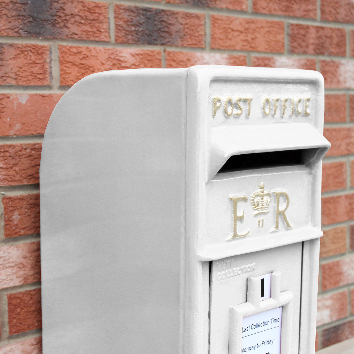 Weißer Briefkasten mit Bodenständer, elegantes Design, glänzende Oberfläche, goldene Schriftzüge, ideal für den Außenbereich