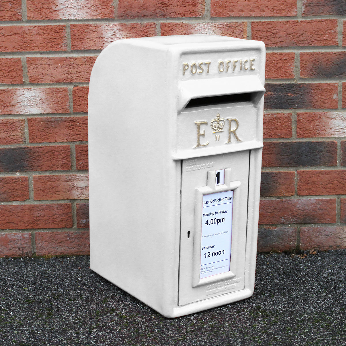 Weißer Briefkasten mit Bodenständer, aus robustem Material, mit königlichem Emblem und klarer Sammelzeit-Anzeige auf der Vorderseite