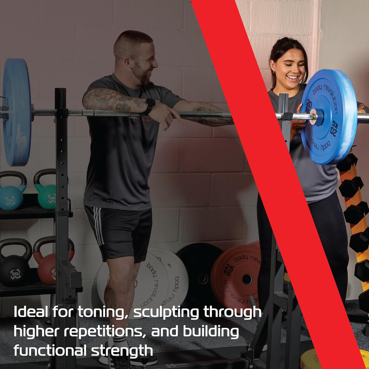 Hantelstange in leuchtendem Blau mit rutschfestem Griff, umgeben von Gewichten und Sportgeräten, ideal für Krafttraining und Fitnessübungen