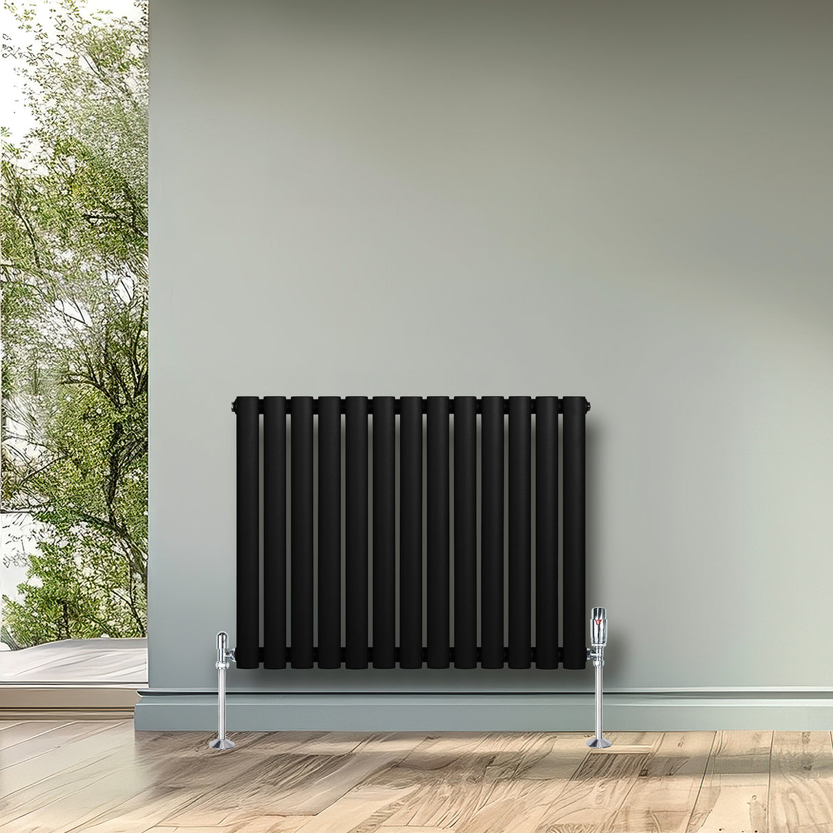 Schwarzer Gliederheizkörper mit TRV Chromventilen, 600mm x 780mm, modern und elegant, platziert an einer hellen Wand mit Blick ins Freie