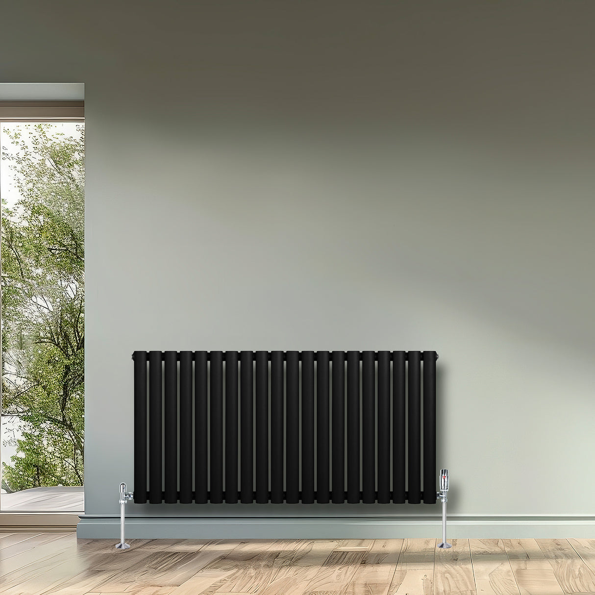 Schwarzer Gliederheizkörper mit TRV Chromventilen, 600mm x 1200mm, elegant an einer hellen Wand, umgeben von natürlichem Licht und Holzfußboden