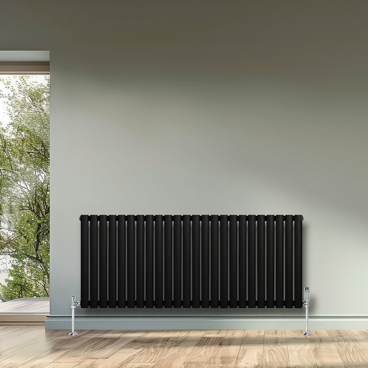 Schwarzer Gliederheizkörper mit TRV Chromventilen, 600mm x 1440mm, an einer Wand, umgeben von natürlichem Licht und Holzfußboden